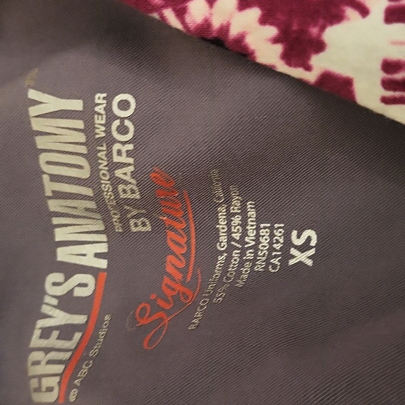 Greys Anatomy Scrub Top Purple Gray Floral Print Black Pink - Picture 3 of 4